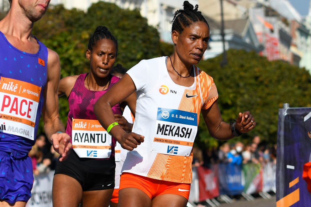 Tadese Kumela Ayantuová (vzadu) na Medzinárodnom maratóne mieru (MMM) v Košiciach 2021.