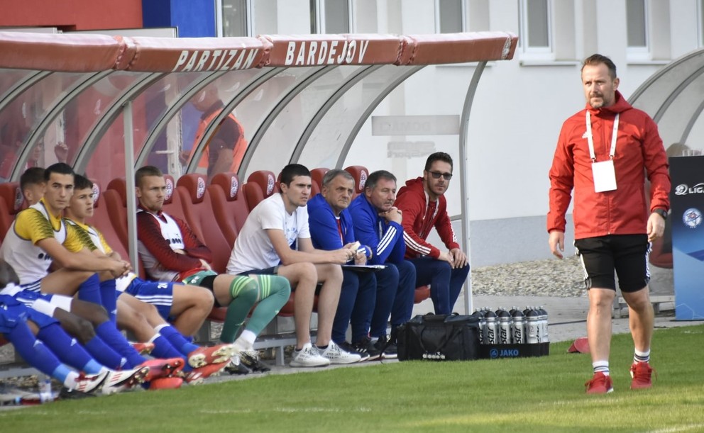 Tréner Marián Šarmír (úplne vpravo) má naďalej dôveru vedenia klubu.