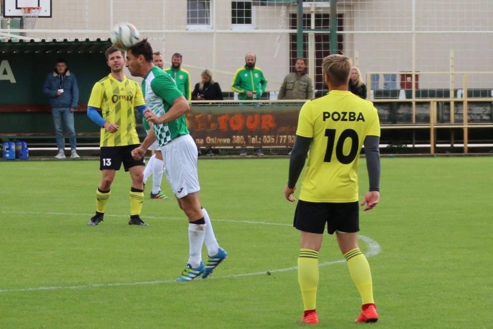 Vľavo v žltom 10-gólový strelec Pozby Matúš Predajnianský, s č. 10 Jozef Husovský. 