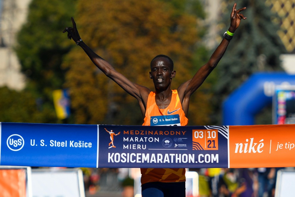 Keňan Reuben Kiprop vyhral Medzinárodný maratón mieru (MMM) v Košiciach 2021.