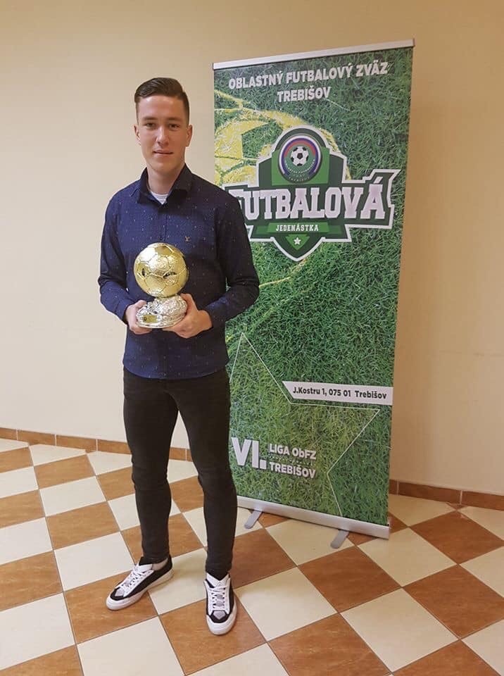 Samuel Sarik s cenou pre najlepšieho hráča ObFZ Trebišov.