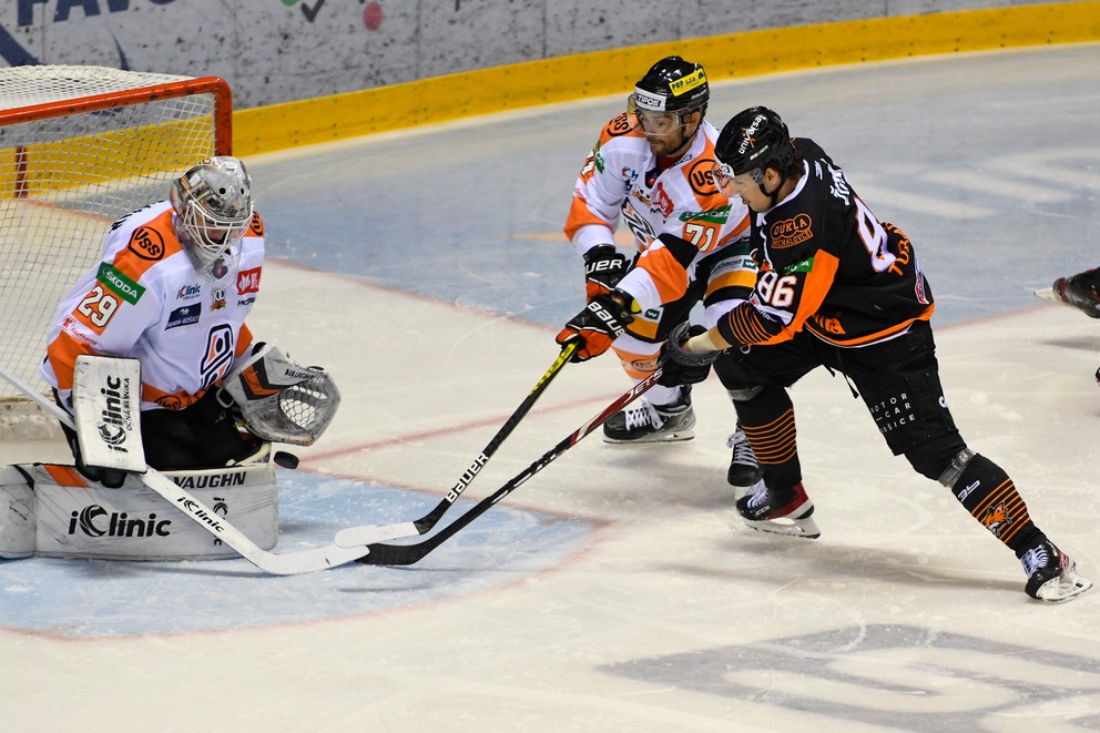 Košickí hokejisti nastúpili na zápas s čiernymi páskami, v strede obranca Eduard Šedivý.
