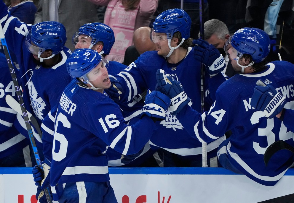 Mitch Marner oslavuje gól so spoluhráčmi v Toronte.