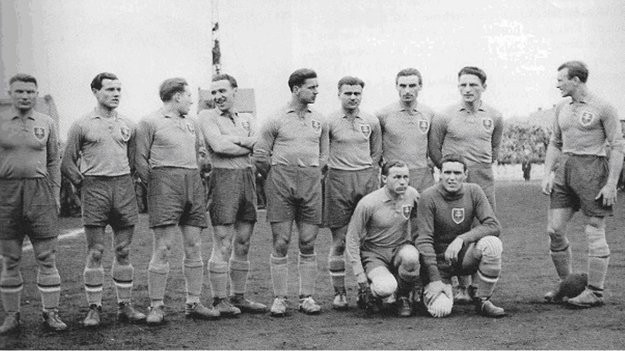 Mužstvo Slovenska pred stretnutím s Chorvátskom 9. augusta 1944 v Záhrebe. Horný rad zľava: Luknár, Stankovič, Bolček, Tegelhof, Bielek, Venuti, Bačkor, Vanák, Podhradský. Dolný rad: Arpáš (brankár), Tomanovič.