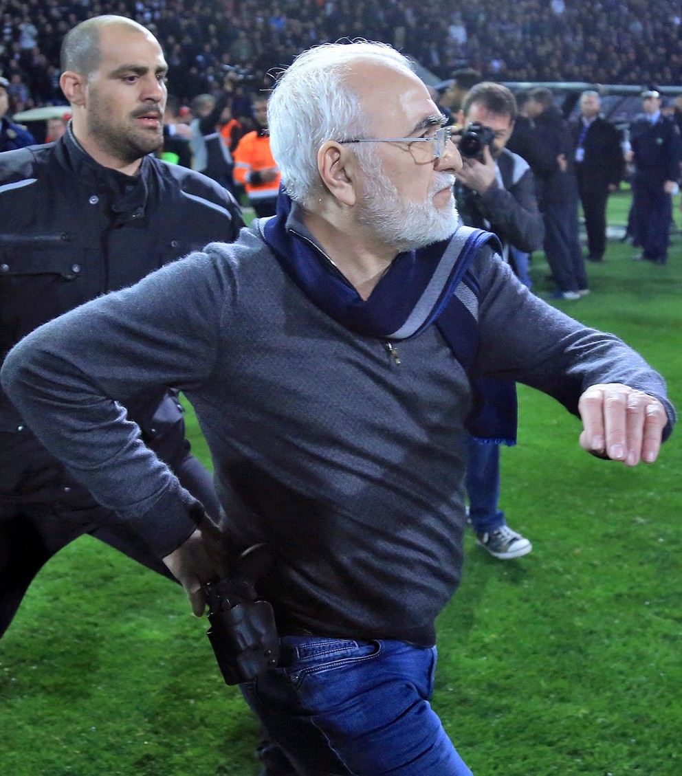 Majiteľ futbalového klubu PAOK Solún Ivan Savvidis so zbraňou.