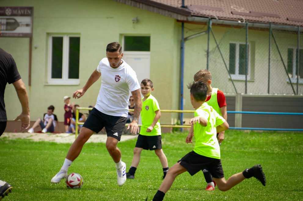 Dávid Miškovič pri hre s deťmi.