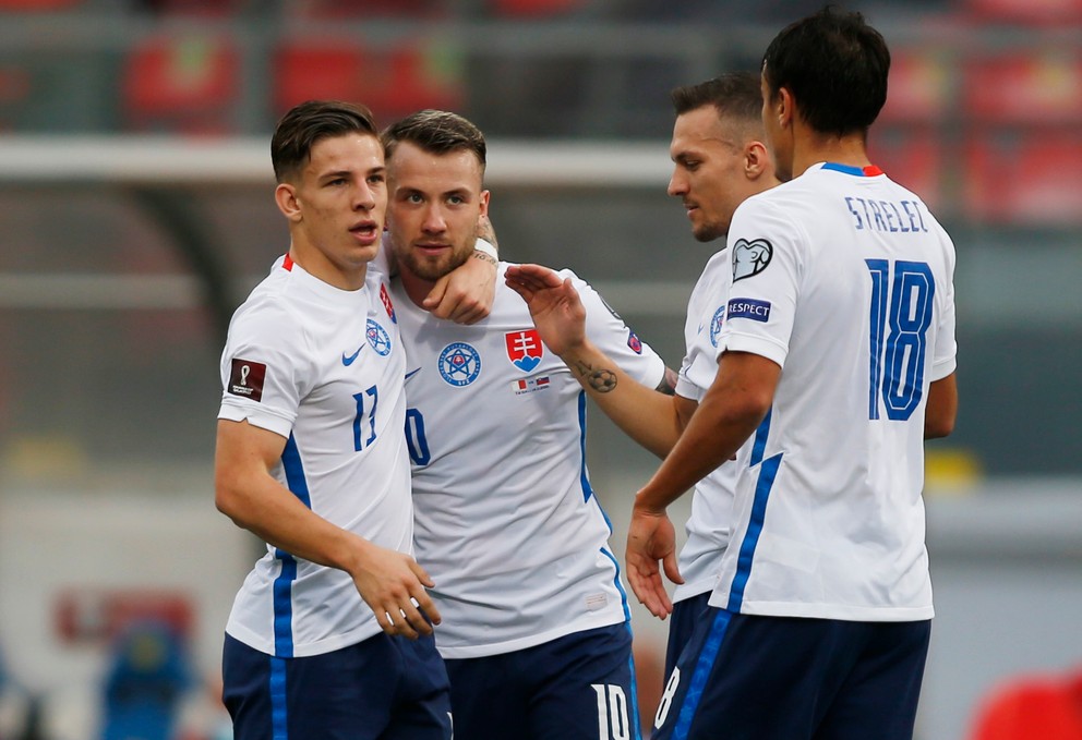 Albert Rusnák sa teší po strelenom góle v zápase Malta - Slovensko. Blahoželali mu Tomáš Suslov, Dávid Hancko a Dávid Strelec.