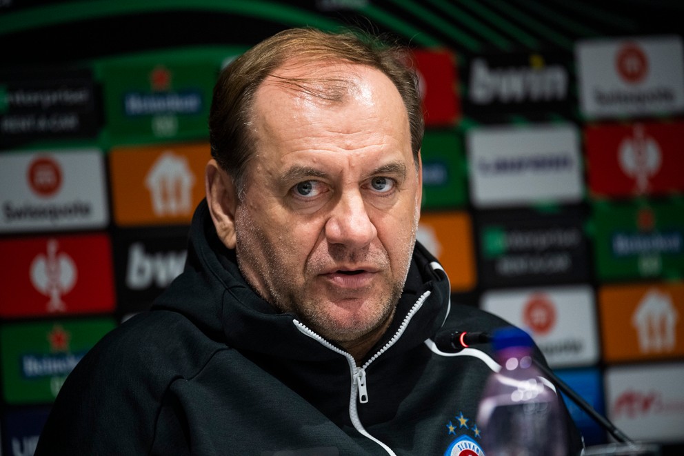 Na snímke tréner ŠK Slovan Vladimír Weiss st. 