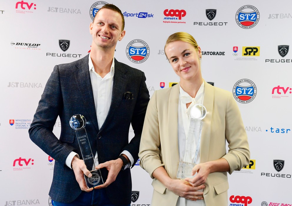Anna Karolína Schmiedlová (vpravo) a Filip Polášek (vľavo) - Tenisti roka 2021 na Slovensku.