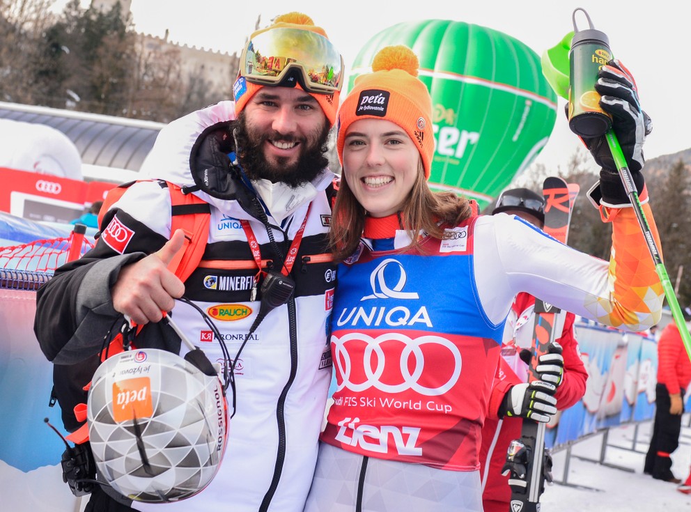 Slovenská lyžiarka Petra Vlhová oslavuje s bratom Borisom. 