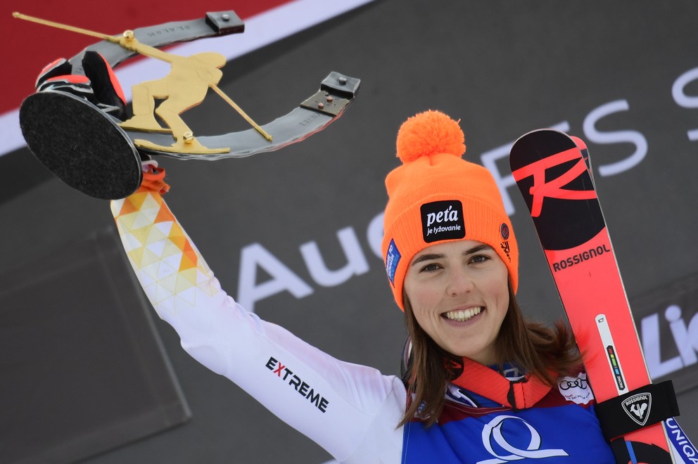 Petra Vlhová pózuje s víťaznou trofejou po slalomovom triumfe v rakúskom Lienzi. 