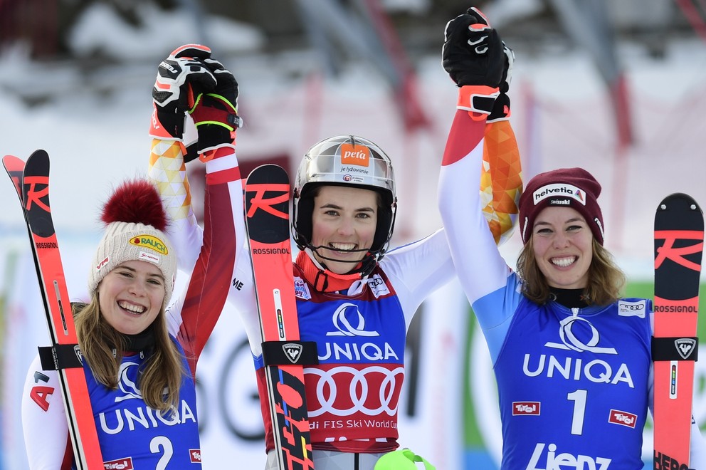 Víťazná Petra Vlhová, druhá Katharina Liensbergerová (vľavo) a tretia Michelle Gisinová. 