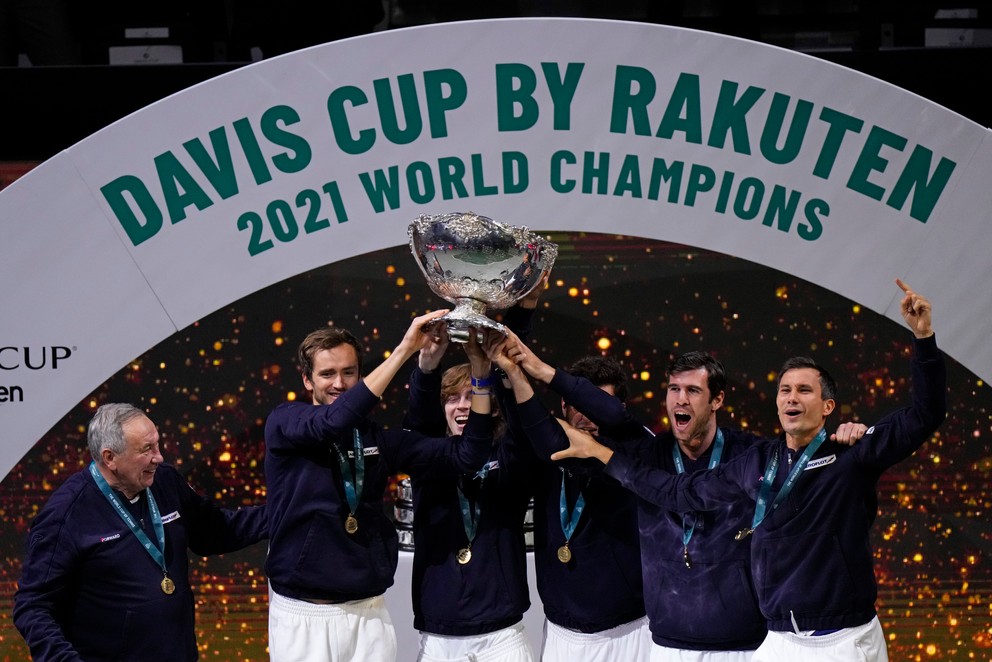 Ruskí tenisti a ich radosť po tom, čo vyhrali Davis Cup 2021.