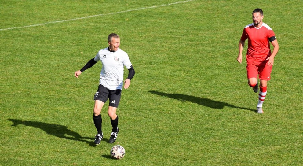 V zápase 12. kola MŠO Štúrovo – FC Pata (1:1) strelili oba góly z jedenástky domáci Tomáš Varga (15) a kapitán hostí Róbert Valenta. 
