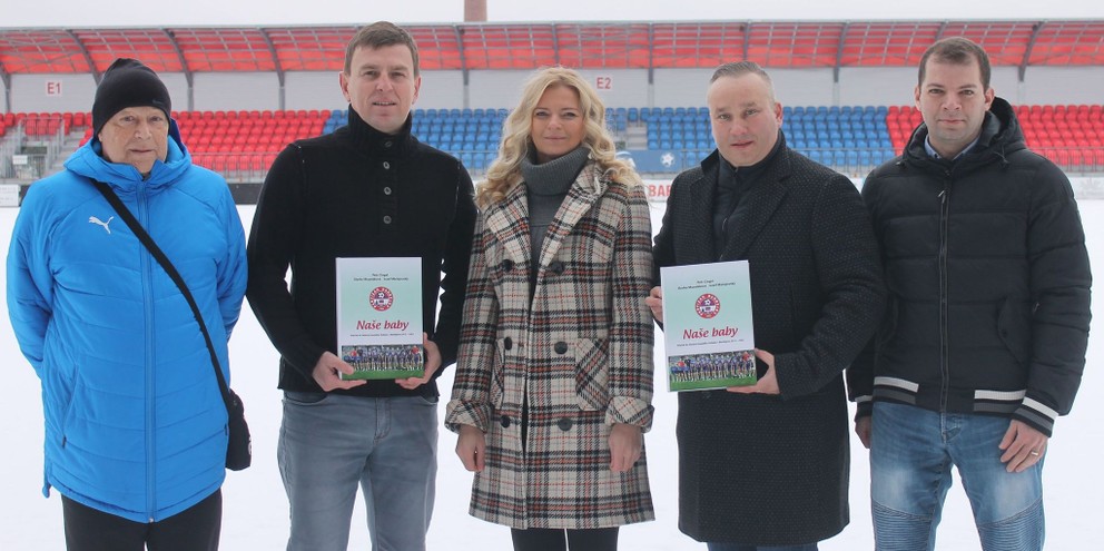 Autori knihy, prezident Partizána Bardejov Stanislav Soroka (druhý sprava) a dlhoročný koordinátor ženského futbalu František Kuľka (druhý zľava).