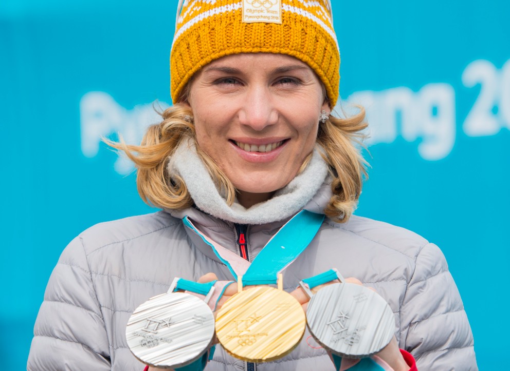 Biatlonistka s tromi medailami z hier v Pjongčangu 2018.