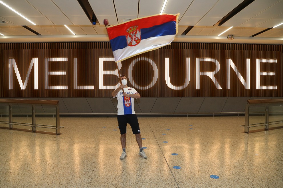 Na letisku v Melbourne čakal Novaka Djokoviča tento srbský fanúšik. Márne. Svetovú jednotku do krajiny nepustili. Nie je totiž očkovaná. 