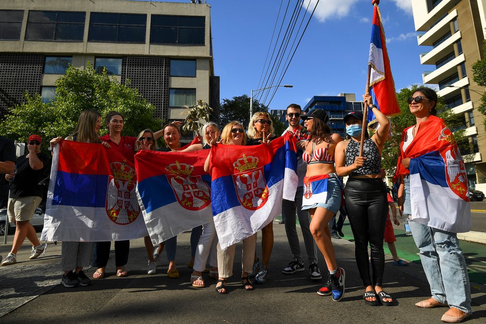 Novaka Djokoviča v Melbourne podporujú srbskí fanúšikovia.