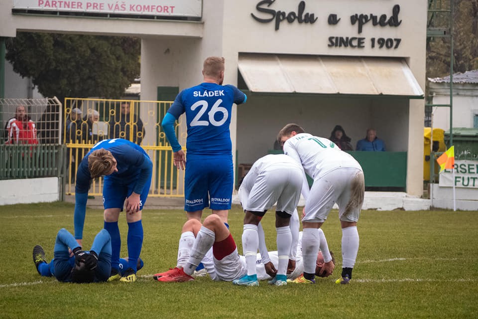 V poslednom jesennom kole Častkovce (v modrom) prehrávali v Nových Zámkoch už 3:0, aby potom dvoma gólmi Igora Zelenaya znížili na 3:2 a v samom závere sa poriadne iskrilo a aj „červenalo“. 
