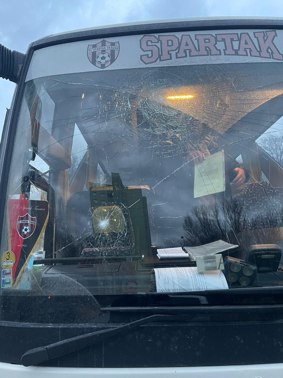 Rozbité čelné sklo autobusu FC Spartak Trnava.