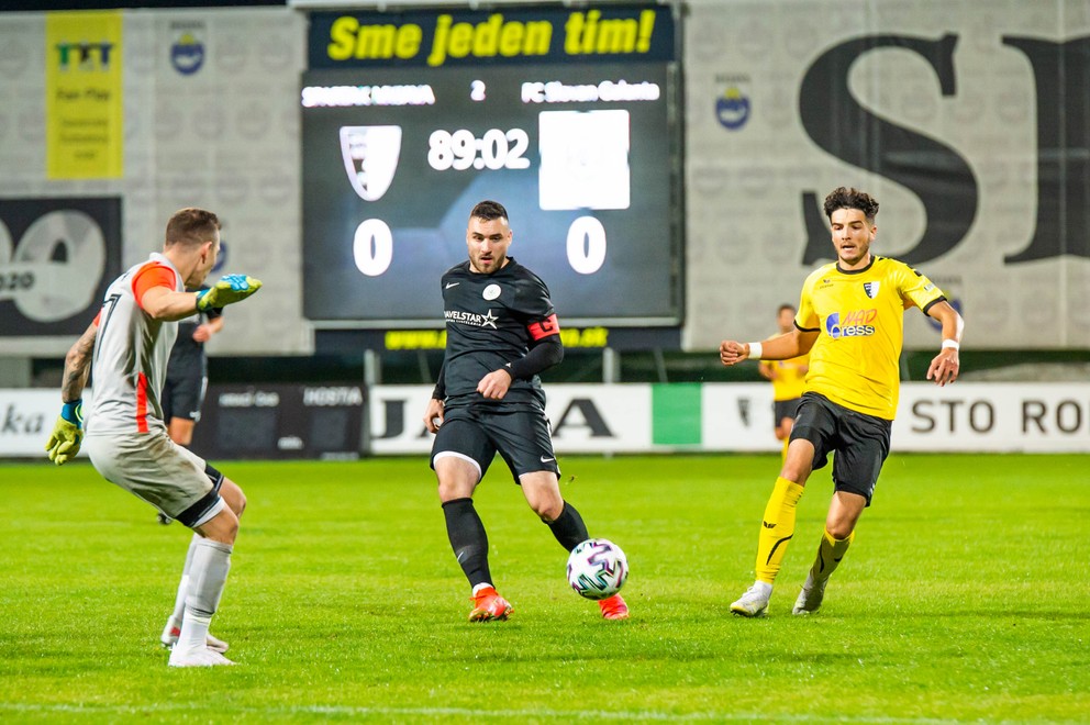 V poslednej minúte zápasu Myjava – Galanta svietilo na tabuli ešte 0:0, brankár Krisztián Németh a kapitán hostí Denis Horník (v čiernom) však odchádzali z Kopaníc nakoniec bez bodu.