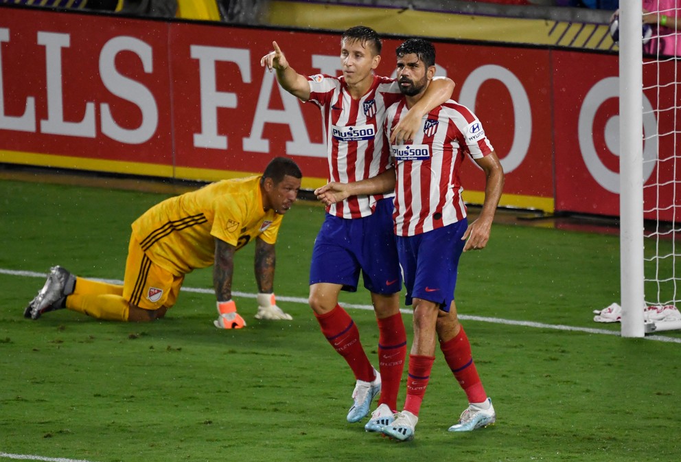 Srbský útočník Ivan Šaponjič (vľavo) a Diego Costa ešte v drese Atlética Madrid.