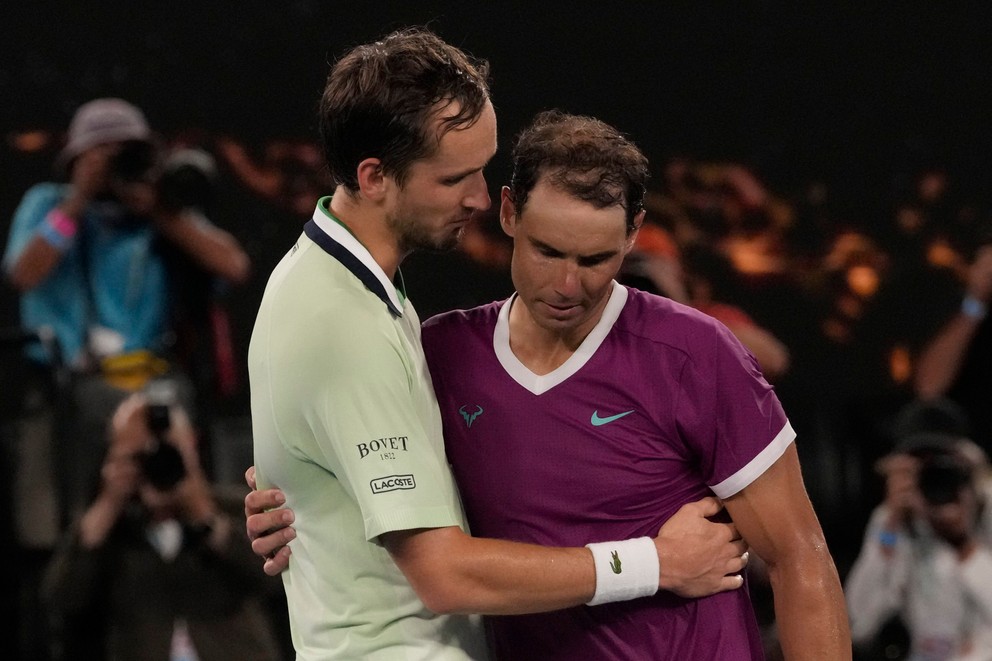 Rafael Nadal a Daniil Medvedev po skončení zápasu.