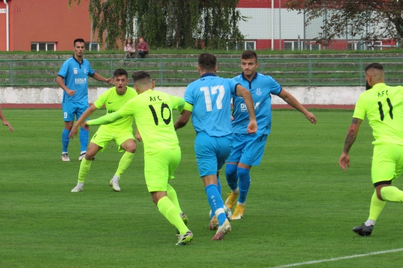 Zo zápasu 4. kola III. ligy Západ Nové Mesto n/V – Šaľa (2:3) sprava Šaľania Borovský, Remeň a Hlavna.
