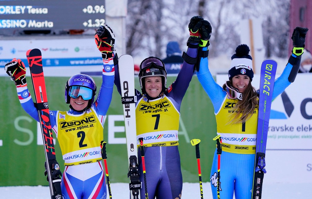 Sara Hectorová (v strede) vyhrala obrovský slalom v stredisku Kranjska Gora 2022. Druhá skončila Tessa Worleyová (vľavo) a tretia Marta Bassinová.
