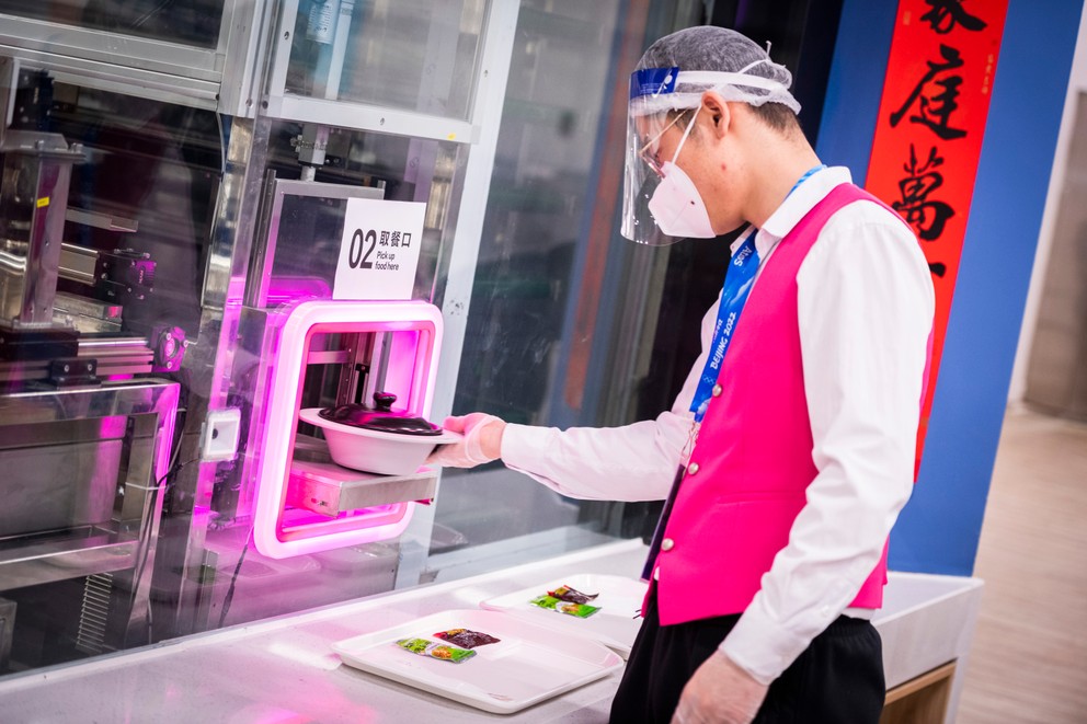 Automatizovaná linka takto podáva jedlo.