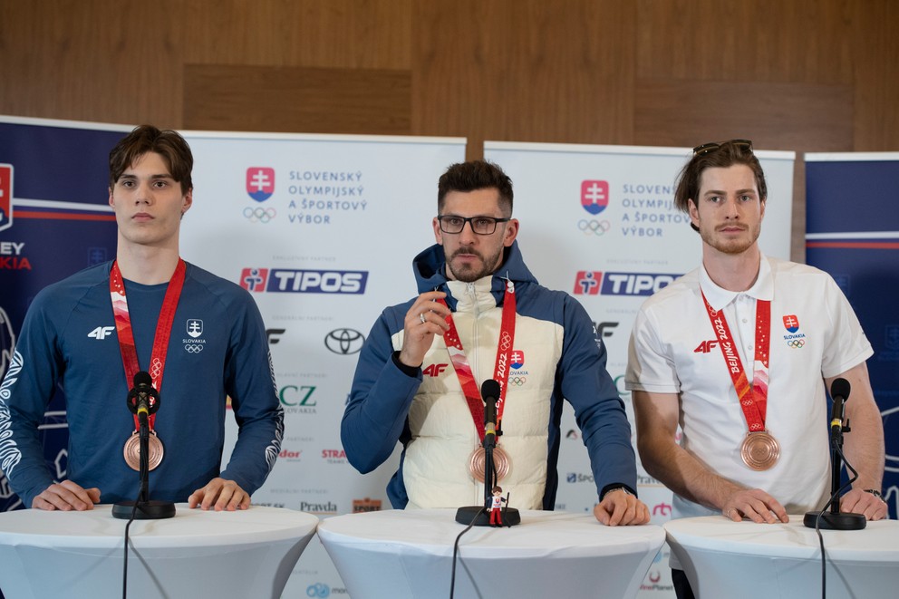 Slovenskí hokejisti Juraj Slavkovský, Marek Hrivík a Peter Cehlárik na tlačovom brífingu.