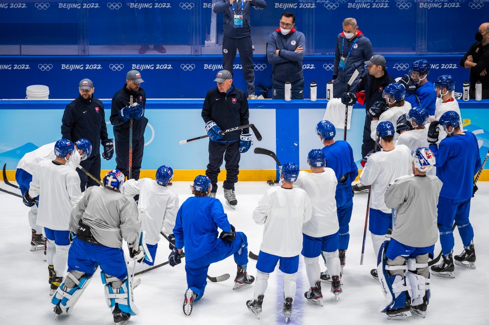 Slovenskí hokejisti počas tréningu na zimných olympijských hrách v Pekingu 2022. 