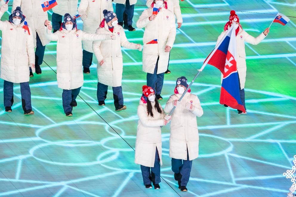 Slovenskú vlajku niesli na olympijský štadión hokejista Marek Hrivík a sánkarka Katarína Šimoňáková.