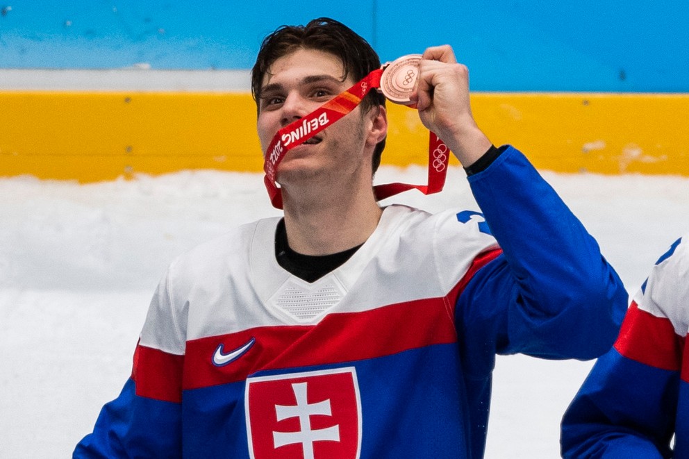 Juraj Slafkovský s bronzovou medailou z ZOH v Pekingu 2022.