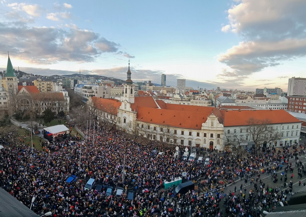 Zaplnené Námestie SNP v Bratislave pri oslavách bronzových hokejistov.