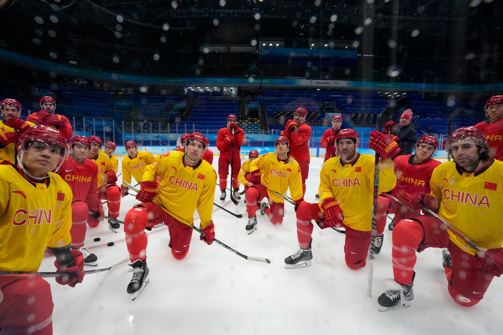 Hokejisti reprezentujúci Čínu na tréningu pred olympijským turnajom.