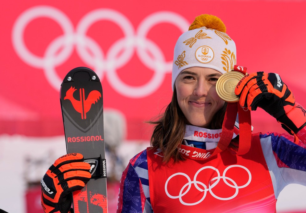 Petra Vlhová so zlatou medailou zo ZOH Peking 2022.
