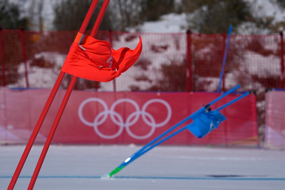 V stredisku alpského lyžovania na ZOH Peking 2022 je silný vietor, ktorý znemožňuje súťaženie.