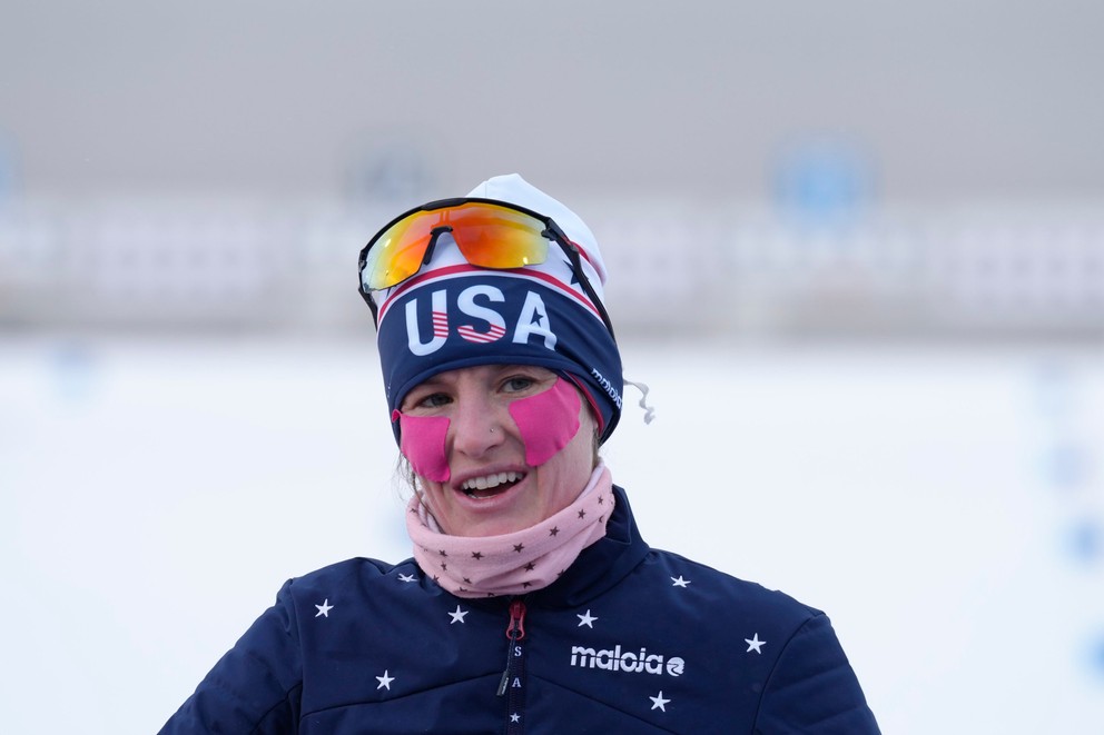 Americká biatlonistka Clare Eganová so zalepenou tvárou, aby sa vyhla omrzlinám počas ZOH v Pekingu 2022.