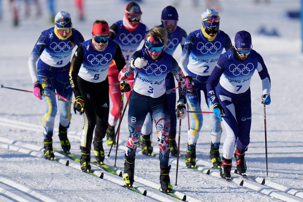 Momentka zo skiatlonu žien na zimných olympijských hrách 2022. 