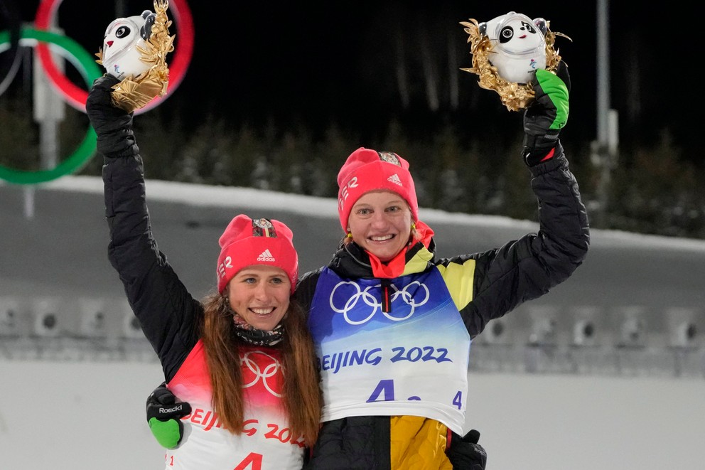 Nemecké bežkyne na lyžiach Victoria Carlová (vpravo) a Katharina Hennigová.