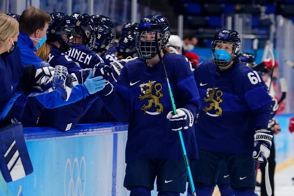 Fínske hokejistky s respirátormi na ZOH v Pekingu 2022.