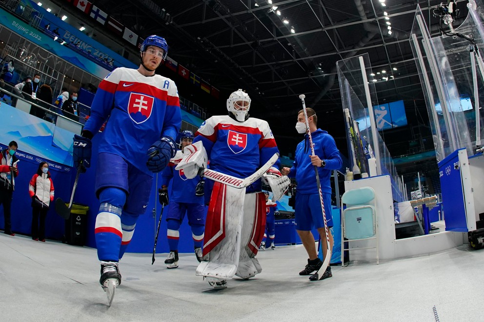 Slovenskí hokejisti Peter Cehlárik a Patrik Rybár pred zápasom proti Lotyšsku