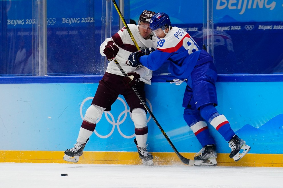 Kristián Pospíšil v súboji v zápase na ZOH 2022 proti Lotyšsku.