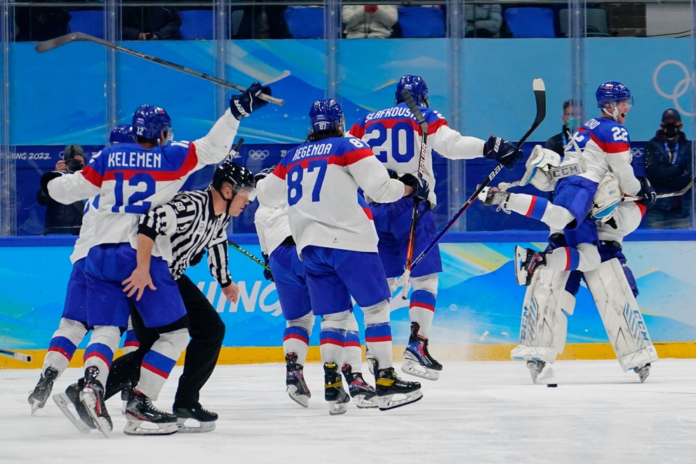 Slovenskí hokejisti sa radujú po postupe do semifinále ZOH 2022 v Pekingu.