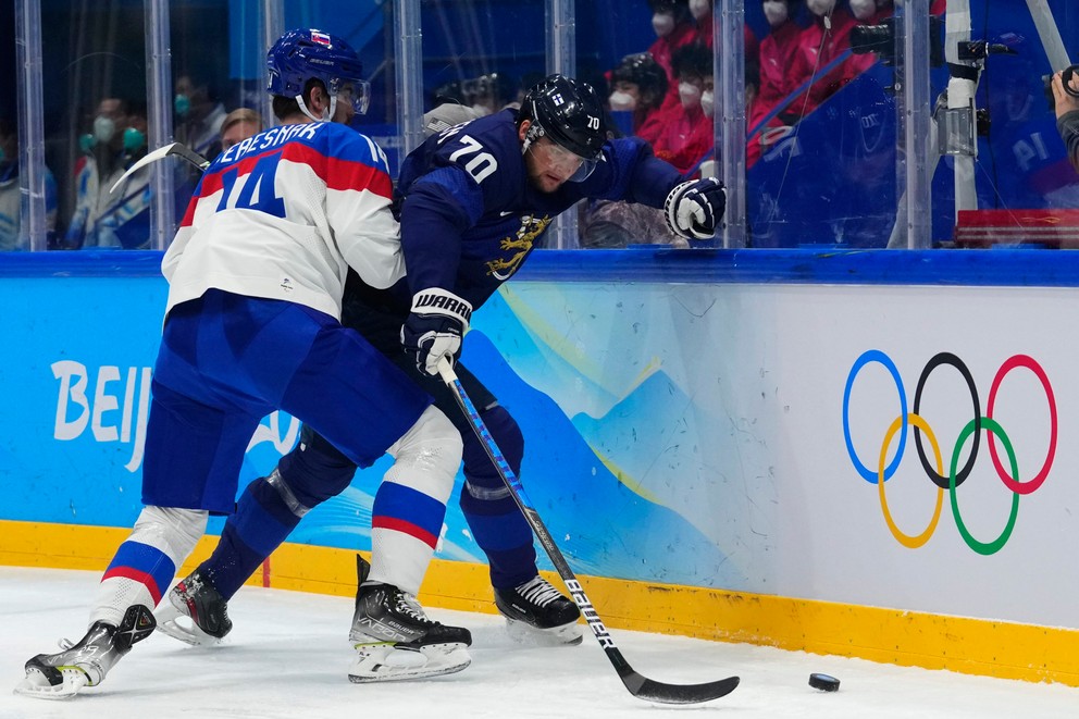Semifinálový súboj Slovenska s Fínskom na ZOH 2022 v Pekingu bol od začiatku taktickým bojom. Na snímke Peter Čerešňák a Teemu Hartikainen.