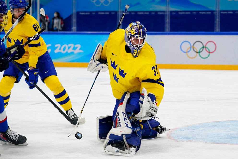 Lars Johansson chytá slovenskú strelu v prvej tretine zápasu Slovensko - Švédsko na ZOH 2022 v Pekingu.