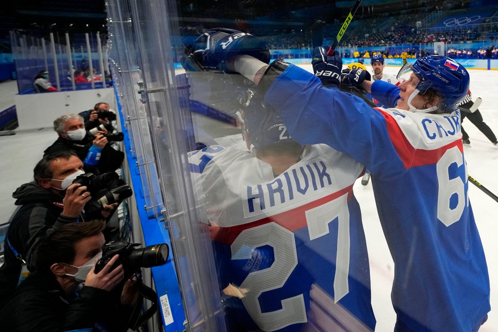 Slovenskí hokejisti oslavujú gól Juraja Slafkovského v zápase o bronz na ZOH 2022 v Pekingu