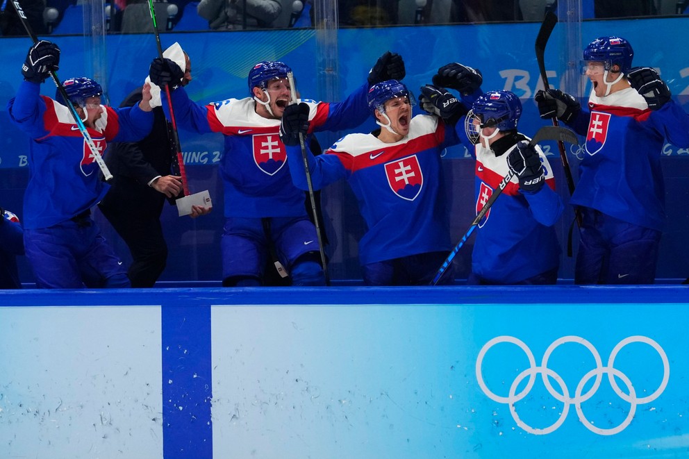 Radosť slovenských hokejistov v zápase o bronz na ZOH 2022 v Pekingu.