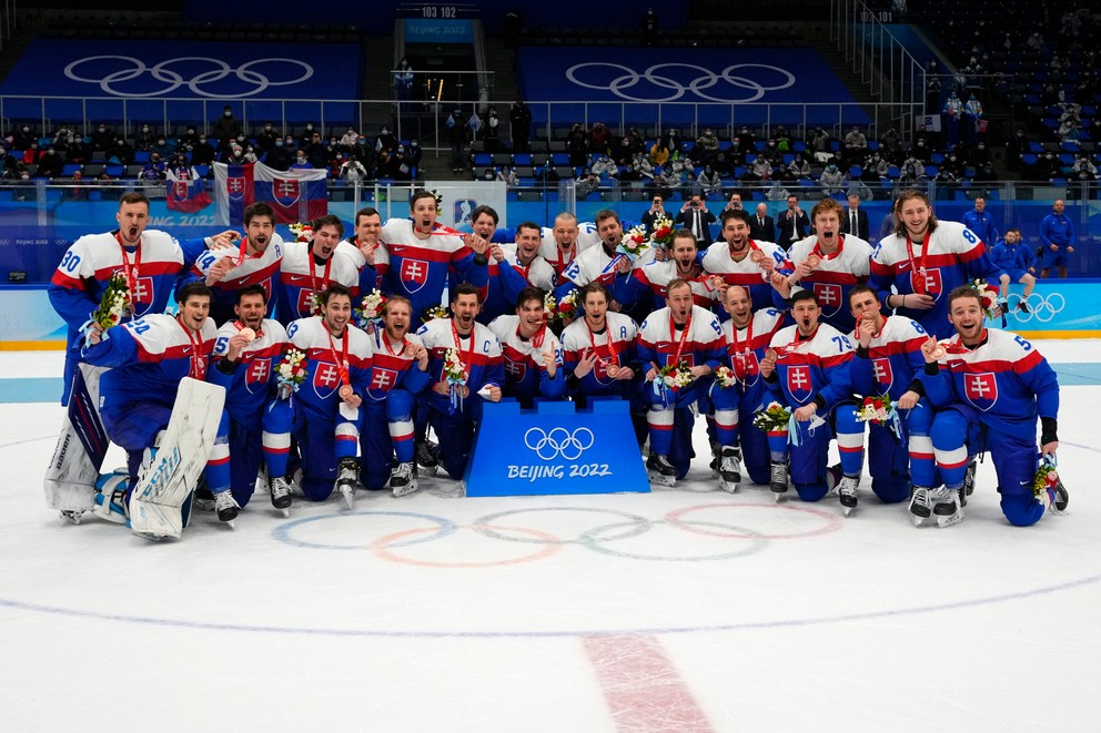 Slovenskí hokejoví bronzoví medailisti zo ZOH 2022 v Pekingu.
